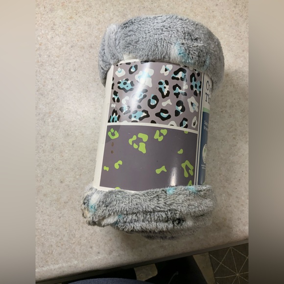 Your Zone Gray Oversized Throw Blanket - Picture 2 of 2